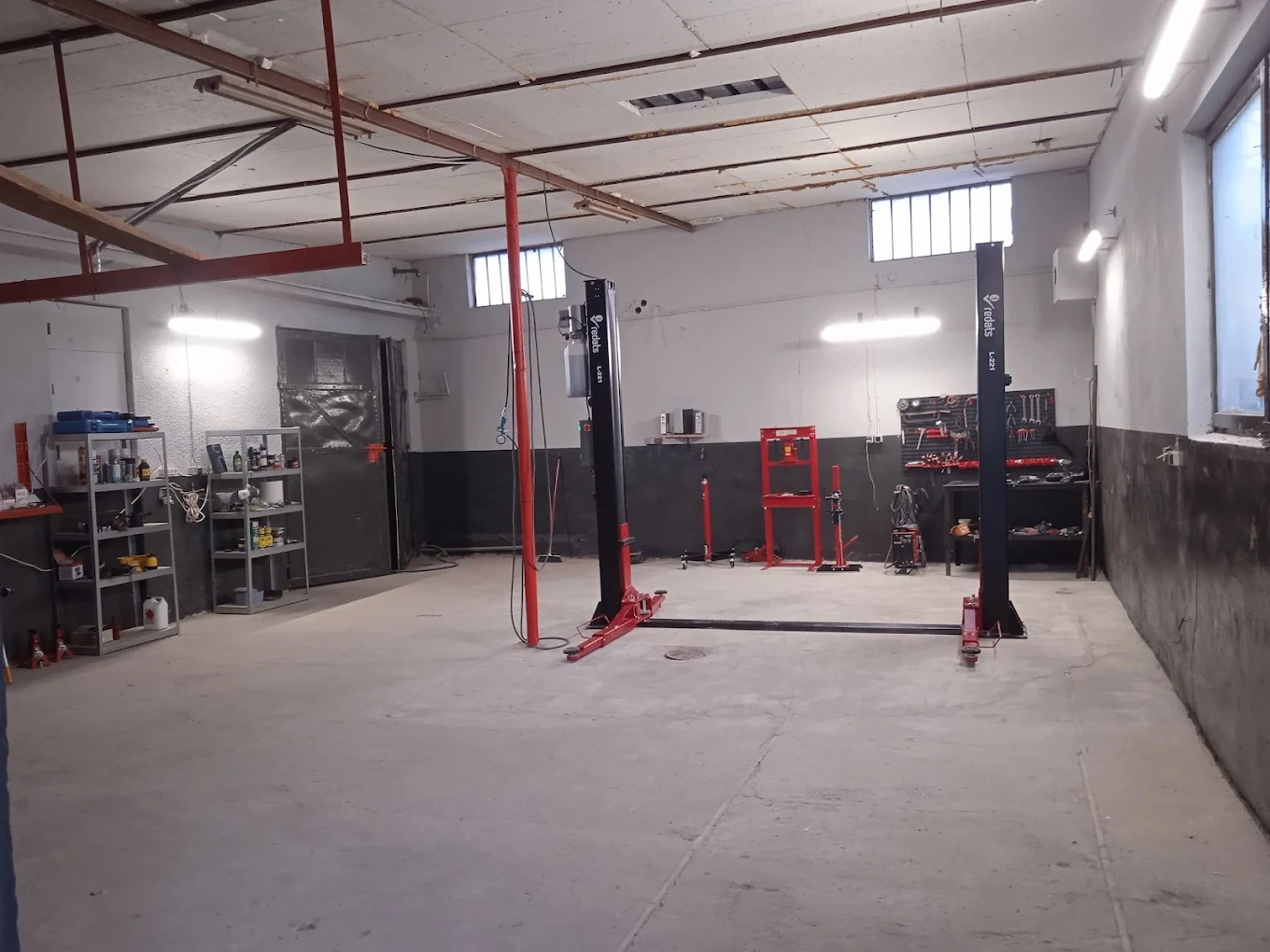 Stanowisko naprawcze z podnośnikiem w profesjonalnym warsztacie samochodowym Maxicars