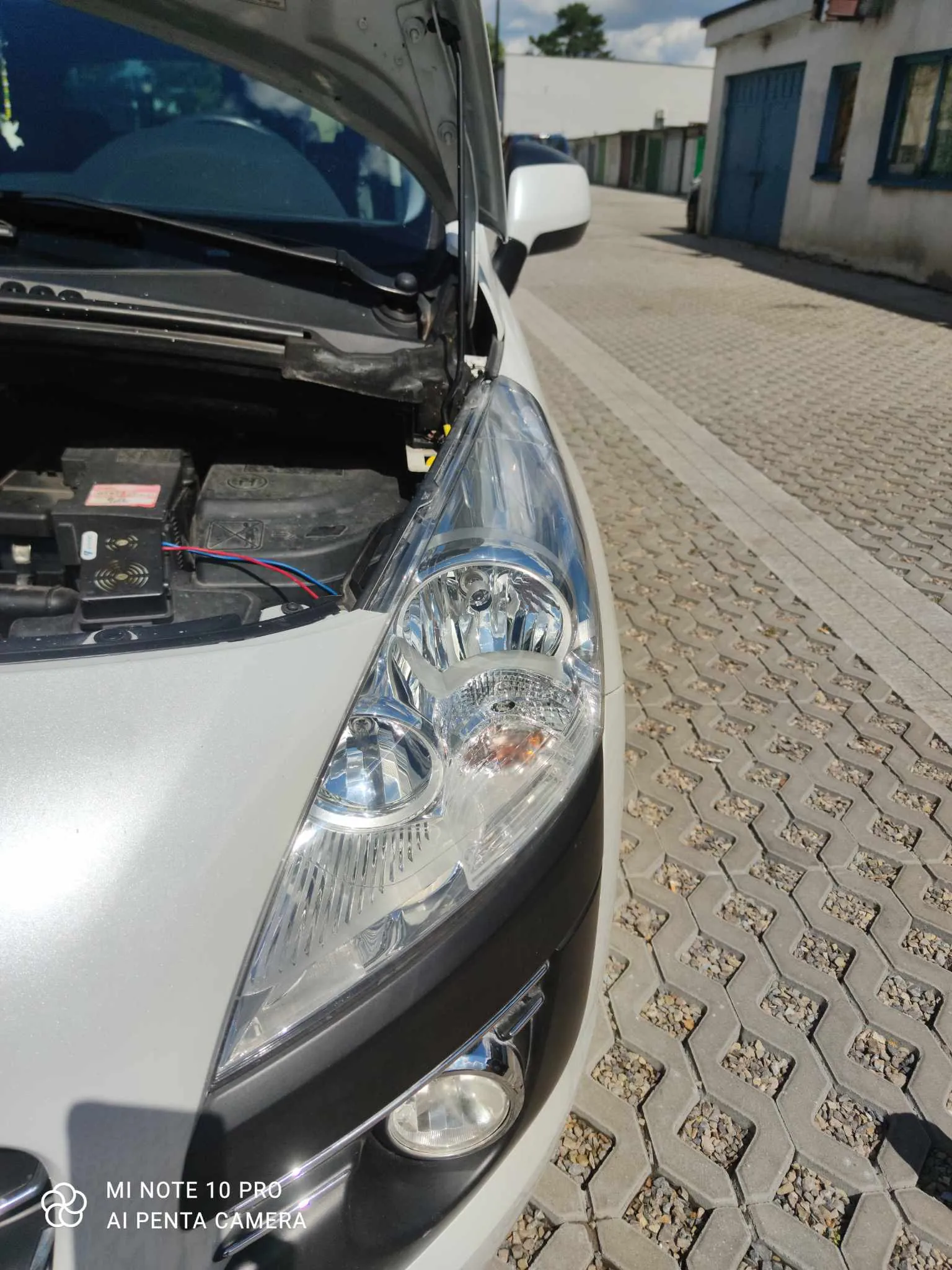 Sprawdzanie oświetlenia pojazdu podczas diagnostyki w warsztacie mechanicznym Stalowa Wola